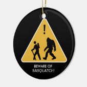 Passen Sie von Sasquatch auf! Keramikornament (Links)