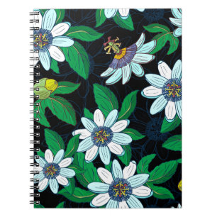 Passionblume, Passiflora auf schwarzem Hintergrund Notizblock