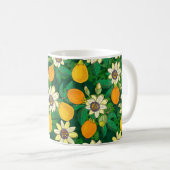 Passionsblume (Passiflora, Passionsfrucht) auf ein Kaffeetasse (VorderseiteRechts)