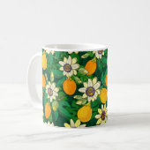 Passionsblume (Passiflora, Passionsfrucht) auf ein Kaffeetasse (Vorderseite Links)