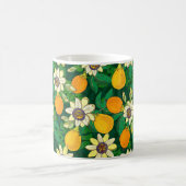 Passionsblume (Passiflora, Passionsfrucht) auf ein Kaffeetasse (Mittel)