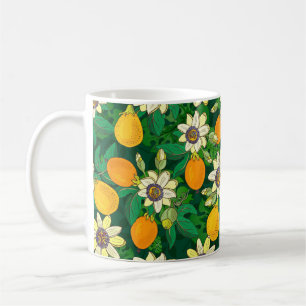 Passionsblume (Passiflora, Passionsfrucht) auf ein Kaffeetasse