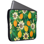 Passionsblume (Passiflora, Passionsfrucht) auf ein Laptopschutzhülle (Vorne Rechts)