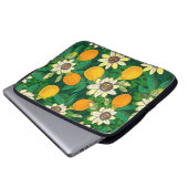 Passionsblume (Passiflora, Passionsfrucht) auf ein Laptopschutzhülle (Vorne Knopf)