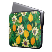 Passionsblume (Passiflora, Passionsfrucht) auf ein Laptopschutzhülle (Vorderseite Links)