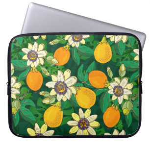 Passionsblume (Passiflora, Passionsfrucht) auf ein Laptopschutzhülle