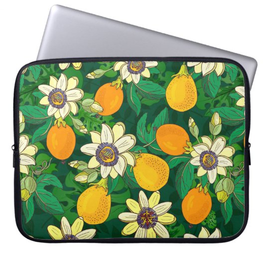 Passionsblume (Passiflora, Passionsfrucht) auf ein Laptopschutzhülle (Vorderseite)