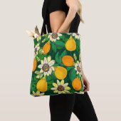 Passionsblume (Passiflora, Passionsfrucht) auf ein Tasche (Von Nahem)