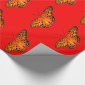 Passionsschmetterlingorange auf Rot Geschenkpapier (Ecke)