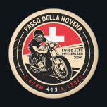 Passo della Novena | Schweiz | Motorrad Magnet<br><div class="desc">Der Nufenenpass wurde in einem Vintagen,  bedrückten Stilemblem gemacht. Es ist ein berühmter Bergpass,  der sich entlang der Alpen in der Schweiz befindet.</div>