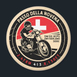 Passo della Novena | Schweiz | Motorrad Magnet<br><div class="desc">Der Nufenenpass wurde in einem Vintagen,  bedrückten Stilemblem gemacht. Es ist ein berühmter Bergpass,  der sich entlang der Alpen in der Schweiz befindet.</div>