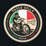 Passo Sella | Italien | Motorrad Magnet<br><div class="desc">Passo Sella in einem Vintagen,  bedrückten Stil Emblem gemacht. Es ist ein berühmter Bergpass,  der sich entlang der Dolomiten in Italien befindet.</div>
