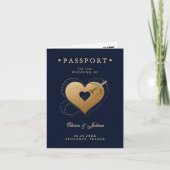 Passport Hearts Flugzeug Navy Hochzeit in Urlaubso Einladung (Vorderseite)
