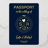 Passport Wedding Destination Gold Foil Monogram Folieneinladung (Vorderseite)