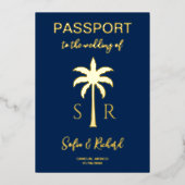 Passport Wedding Destination Gold Palm Monogram Folieneinladung (Vorderseite)