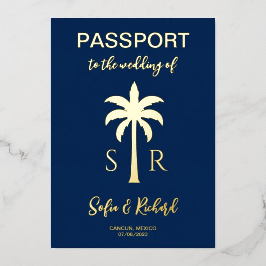 Passport Wedding Destination Gold Palm Monogram Folieneinladung (Vorderseite)