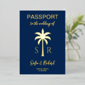 Passport Wedding Destination Gold Palm Monogram Folieneinladung (Stehend vorne)
