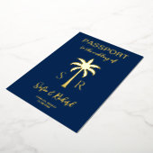 Passport Wedding Destination Gold Palm Monogram Folieneinladung (Gedreht)