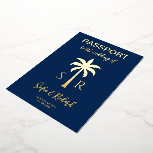 Passport Wedding Destination Gold Palm Monogram Folieneinladung (Gedreht)