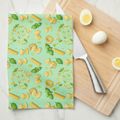 Pasta and basil leaves on green geschirrtuch (Viertel Falte)