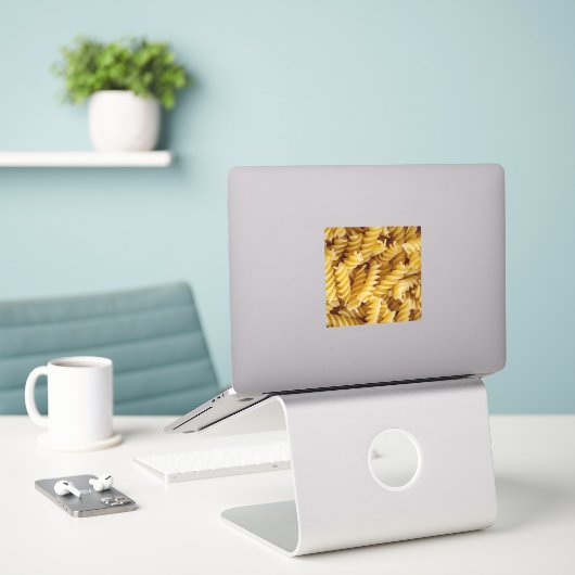 Pasta Fusilli Noodles Aufkleber (Laptop auf Schreibtisch)