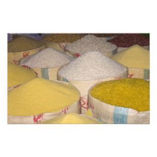 Pasta, Getreide und Reis in Säcken auf dem Souk in Fotodruck