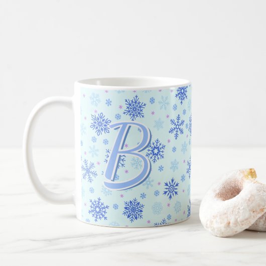 Pastel Blue Baby Blue Snowflakes Custom Monogram Kaffeetasse (Mit Donut)