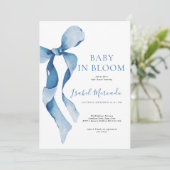 Pastel Blue Bow Baby in Bloom Einladung (Stehend Vorderseite)