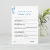 Pastel Blue Bow, der Mommy Best Baby Shower kennt Einladung (Stehend Vorderseite)