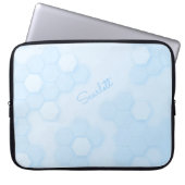 Pastel Blue Hexagonal Muster mit Individuelle Name Laptopschutzhülle (Vorderseite)