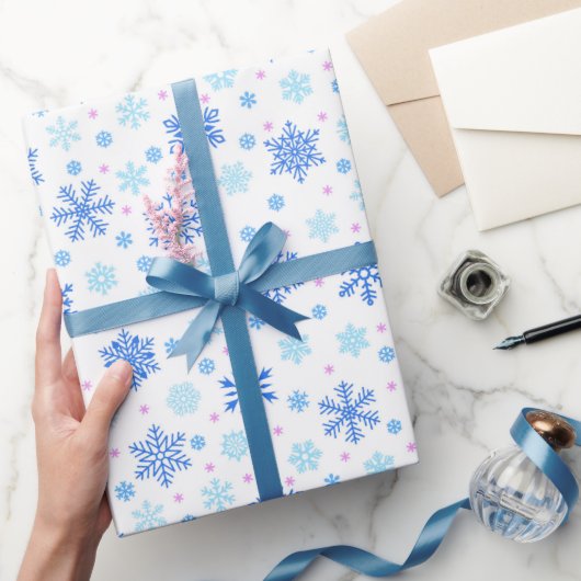 Pastel Blue Snowflakes in verschiedenen Formen Ele Geschenkpapier (Schenken)