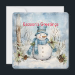 Pastel Blue Snowman Pine Cones Holly Winter Szene Feiertagskarte<br><div class="desc">Ein zartes Pastellblau überwindet die Winterwaldszene mit einem Schneemann aus Pinienbäumen und heilig in dieser Weihnachtskarte,  die "Weihnachtsgrüße" schickt. Personalisiert auf der Rückseite mit Ihrem Namen ein geeigneter Vers für die Ferien.</div>