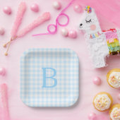 Pastel Blue und White Gingham Mit Monogramm Pappteller (Party)