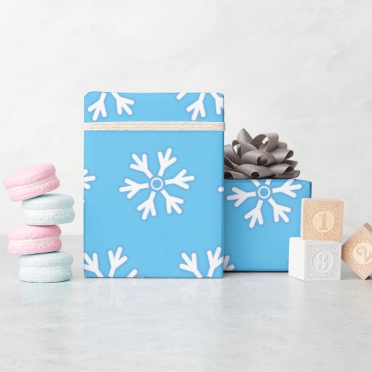Pastel Blue White Snowflake Minimal Geschenkpapier (Babyparty)