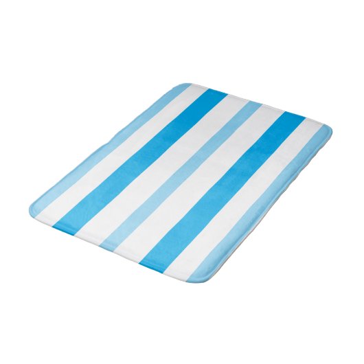 Pastel Blue White Summer Stripes Badematte (Schrägansicht)