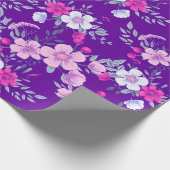 Pastel-Blume Blumendruck auf elegante Lila Geschenkpapier (Ecke)