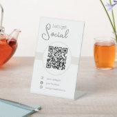 Pastel braune QR-Code feminin scannen mich soziale Sockelschild (In SItu)