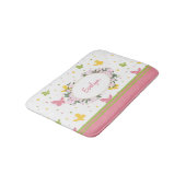 Pastel Butterfly Muster mit Blume und Name Bat Badematte (Schrägansicht)