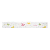 Pastel Butterfly Muster mit Blume und Namen Satinband (Vorderseite)