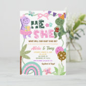 Pastel-Dinosaur Er oder Sie Geschlechtsenthüllung Einladung (Stehend Vorderseite)