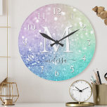 Pastel Glitzer Bokeh HintergrundGlam Elegant Glitt Runde Wanduhr<br><div class="desc">Dieses farbenfrohe, bunt gestylte Glitzer-Muster lässt sich einfach mit Ihrem individuelle Name und/oder Monogramm personalisieren.</div>