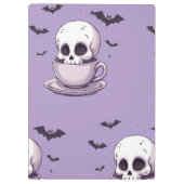Pastel-Goth-Schädel in Teetasse Klemmbrett (Rückseite)