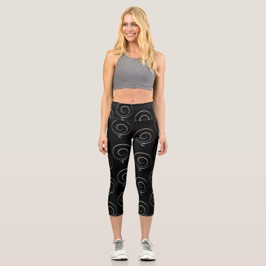 Pastel Gratitude Scattered Black Background Capri Leggings (Vorderseite)