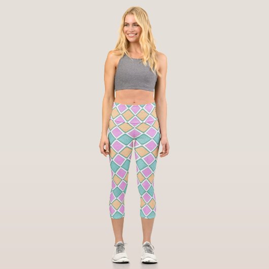  Pastel Harlequin Prism Small Diamond Pattern Capri Leggings (Vorderseite)
