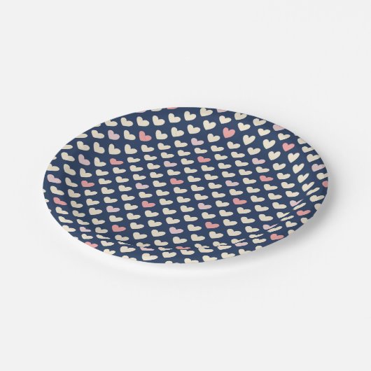 Pastel Hearts über die Marine Pappteller (Schrägansicht)