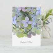 Pastel Hydrangea Hochzeitseinladungen, grauer Text Einladung (Stehend Vorderseite)