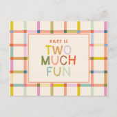 Pastel Kariert "Two Much Fun" 2. Geburtstag Einladungspostkarte (Vorderseite)