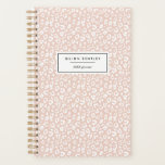 Pastel Leopard Print Personalisiert Planner | Blüt Planer<br><div class="desc">Beginnen Sie das neue Jahr stilvoll und behielt Sie mit unserem schicken pastellfarbenen Tierdruckplaner Ihre Termine und Ihr Schlüsseldatum. Personalisiertes Design mit einem subtilen Druckmuster in Rosa und Weiß-Leoparden. fügen Sie zwei Zeilen Text für Ihren Namen und das Jahr in modernen schwarzen Schriften.</div>