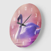 Pastel Lila Swan schwebt auf einem Misty Lake Große Wanduhr (Winkel)