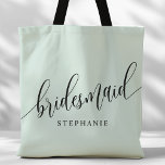 Pastel Mint Bridesmaid Modernes Script Tasche<br><div class="desc">Zeigen Sie Ihrem Brautparty mit dieser stilvollen, pastellfarbenen und grün gepflasterten Totentasche Ihre Wertschätzung. Diese Tasche mit modernem Drehbuch und dem Namen Ihrer Brautjungfrau ist praktisch und elegant zugleich. Die weiche Farbe und das schicke Design machen es perfekt, um das Wesentliche des Hochzeitstages oder Alltagsgegenstände zu tragen. Diese personalisierte Totttasche...</div>